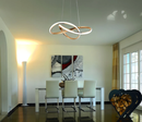 Lustre Pendente Dourado com Luz Escultural